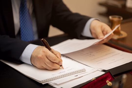 De notaris controleert officiële registers